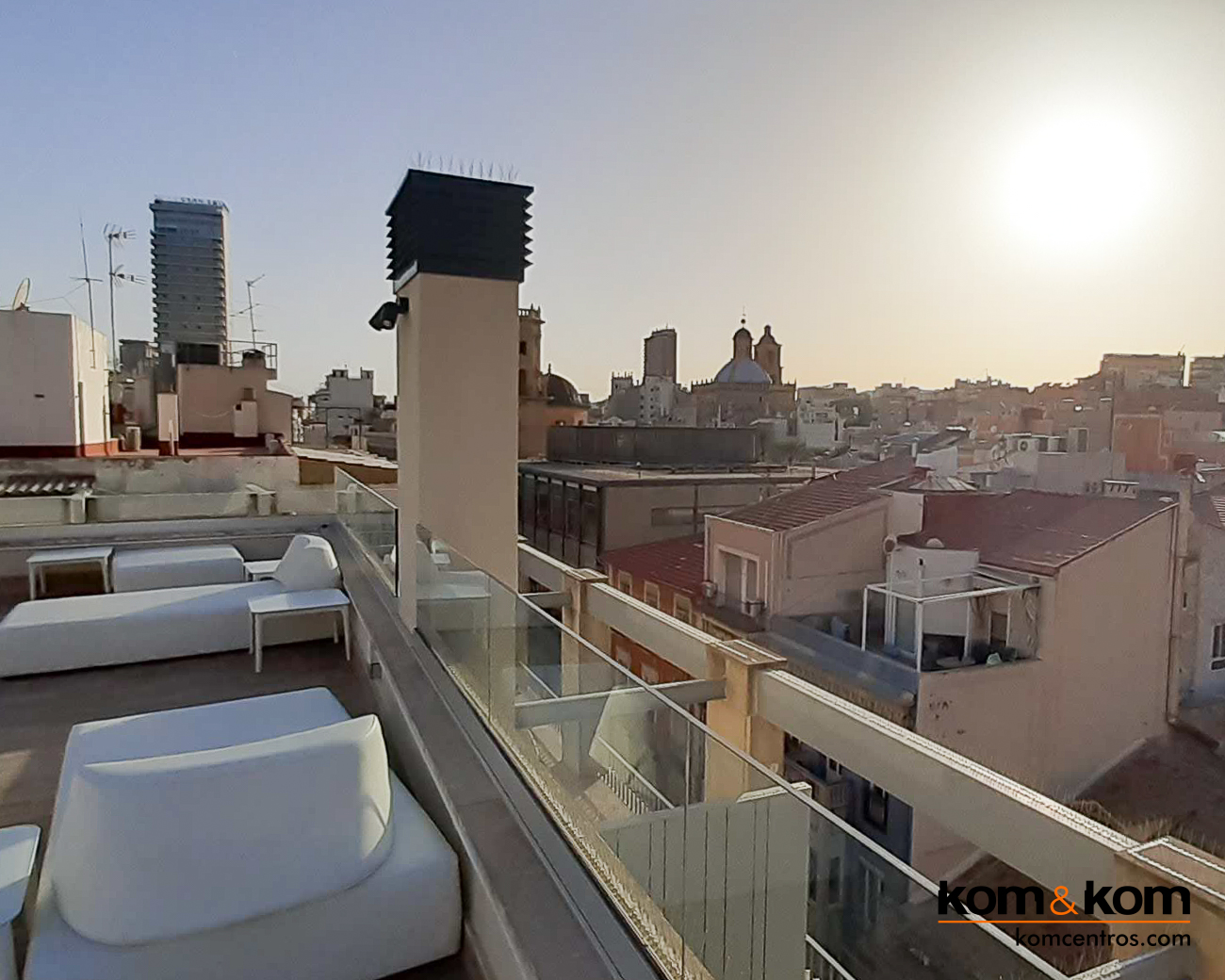 Highbar: Terraza Chill Out en la Azotea del hotel Odissey Room en el centro de Alicante. Proyecto Integral de Kom&Kom